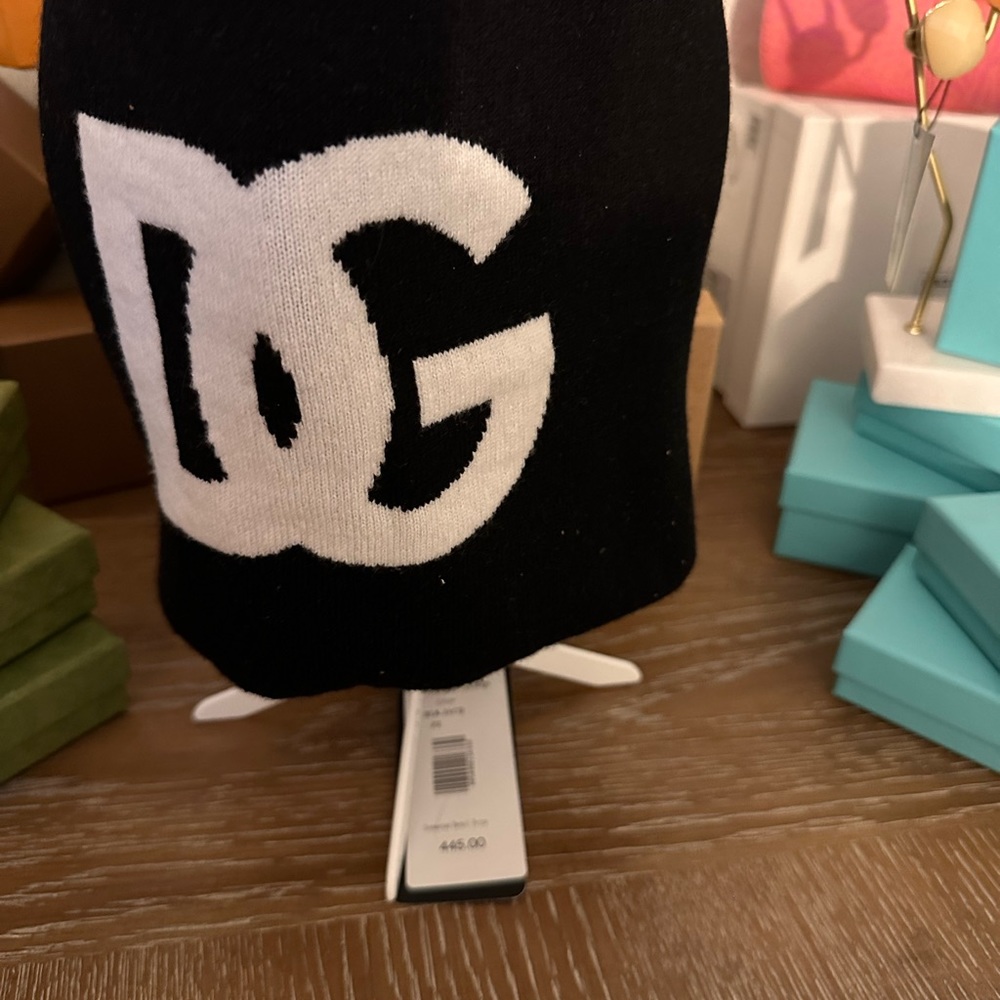 intarsia-knit DG logo signature neck gaiter knit sumptuously soft cashmere.